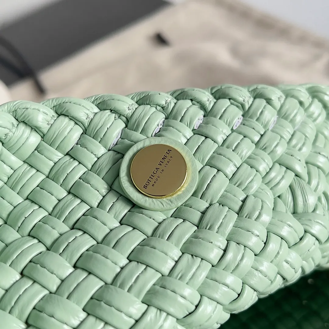 Batch 3760 BV collectible small woven handbags are really YYDS!! Bottega Veneta’s most classic small woven handbags are back! ! We use the highest quality leather with the highest craftsmanship❤️ to create the most expensive works. We have created the Intrecciato leather weaving process❤️ This unique traditional exclusive leather weaving method has not only become our logo but also reflects the time-consuming and labor-intensive craftsmanship of our products❤️ The new TOSCA handbag must be a selection worth collecting🆕 Style number: 776755 Size: 20*15.5*7cm